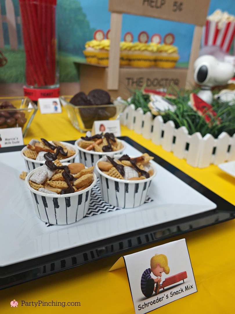 Peanuts Movie party easy dessert ideas Charlie Brown cupcakes Snoopy