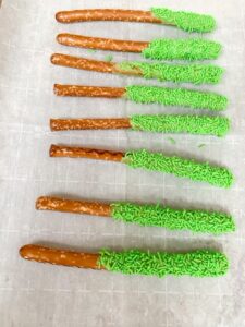 Grinch Pretzels Easy Green Grinch Pretzel Rods With Jimmies Heart Sprinkle