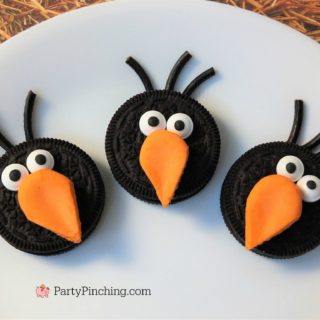 crow cookies croweos fun oreo cookies that look like crows easy to make no bake fall autumn cookie dessert treat ideas, best easy dessert ideas for fall harvest party Thanksgiving autumn
