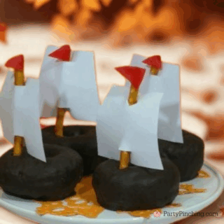 Thanksgiving pilgrim donut ship, cute and easy Thanksgiving food craft dessert treat ideas, fun food for kids, cute food, Thanksgiving dessert ideas for your party