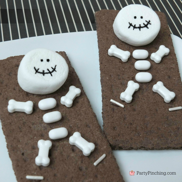skeleton grahams, easy marshmallow skeleton graham cracker recipe, best easy Halloween food craft ideas for kids, no bake Halloween treat for kids, fun food for Halloween, skeleton marshmallow chocolate graham crackers, easy toddler crafts for Halloween