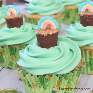 st patrick's day cupcake, easy st patricks day dessert, st patricks day party ideas for kids, pot of gold cupcake, lucky charms cupcake