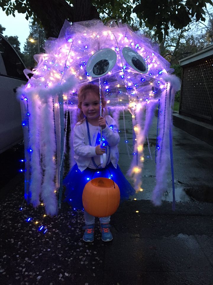 DIY jellyfish umbrella costume for kids Best Halloween costumes for kids, baby costumes, DIY kids costumes, easy kids costumes to make, adorable and cute Halloween costumes for toddlers and infants, Halloween party ideas