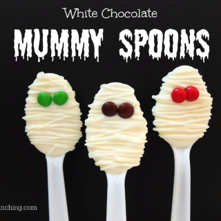 white chocolate mummy spoons, halloween hot cocoa spoons, diy hot chocolate spoons, mummy hot chocolate spoons for halloween, easy halloween treat craft