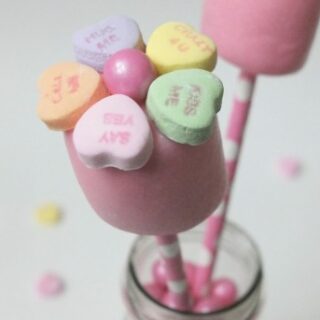 Valentine's Day sweetheart marshmallow pops, fun and easy Valentine's day dessert snacks for kids, sweetheart marshmallow cake pops, cute food, fun food for kids, conversation heart candy