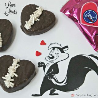 Valentine's day dessert, easy Valentine's day dessert treat no bake, fun and easy Valentine's day classroom party ideas, fun food for kids, cute food, pepe le pew snack, skunk snack, cute heart dessert idea