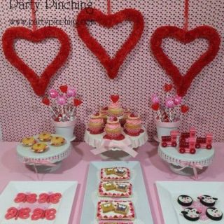 Valentine's Day dessert treats, easy Valentine's day desserts, Valentine's day cucpakes, cute Valentine's day dessert ideas, sweet treats, fun Valentine's day ideas for classroom kids parties, fun food for kids, cute food