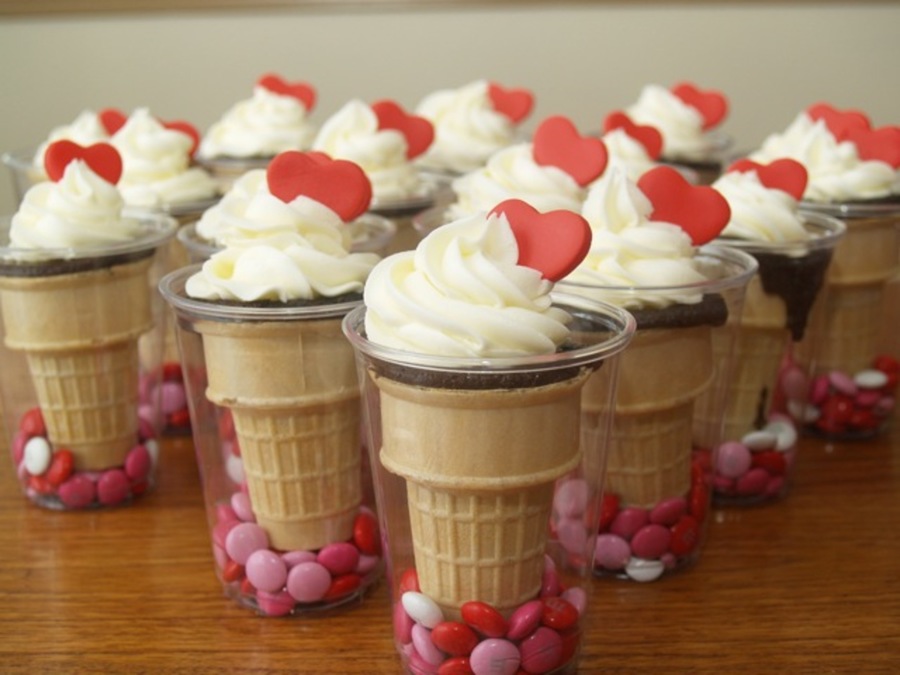 Valentine's day ice cream cone cupcakes with hearts and candy, treat snack for Valentine's day class party ideas