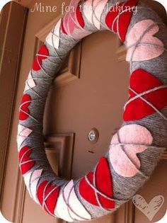 Argyle heart wreath craft, cute wreath for Valentine's day, easy craft ideas