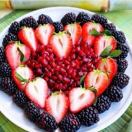 Fruit heart Valentine's day platter, Valentine's Day fruit dessert, no-sugar Valentine's day ideas for kids, strawberry blackberry fruit heart Valentine's day