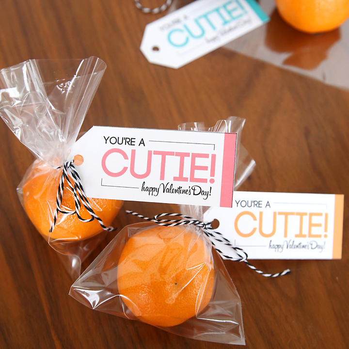 cutie Valentine's day clementines tangerines, fruit Valentines DIY, printable tag for Valentine's day class party ideas, fun food for kids, cute food