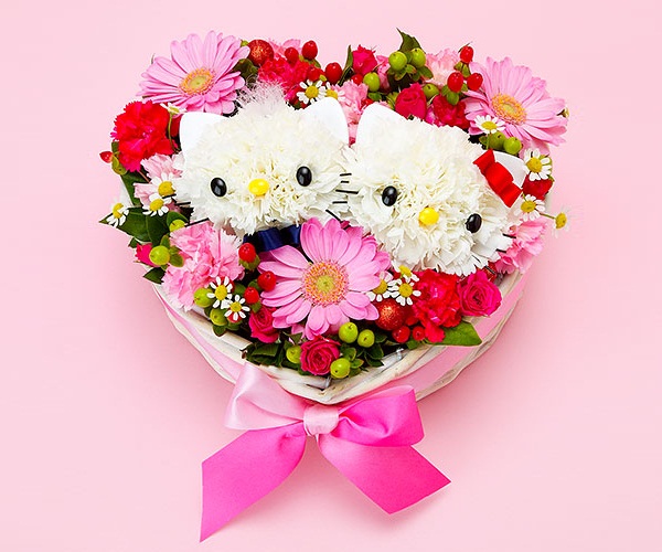 Hello Kitty flower heart centerpiece, Valentine's Day Hello Kitty decoration, Hello Kitty Valentine's day flower bouquet, cute Valentine's day craft ideas, fun and easy Valentine's day party decorations