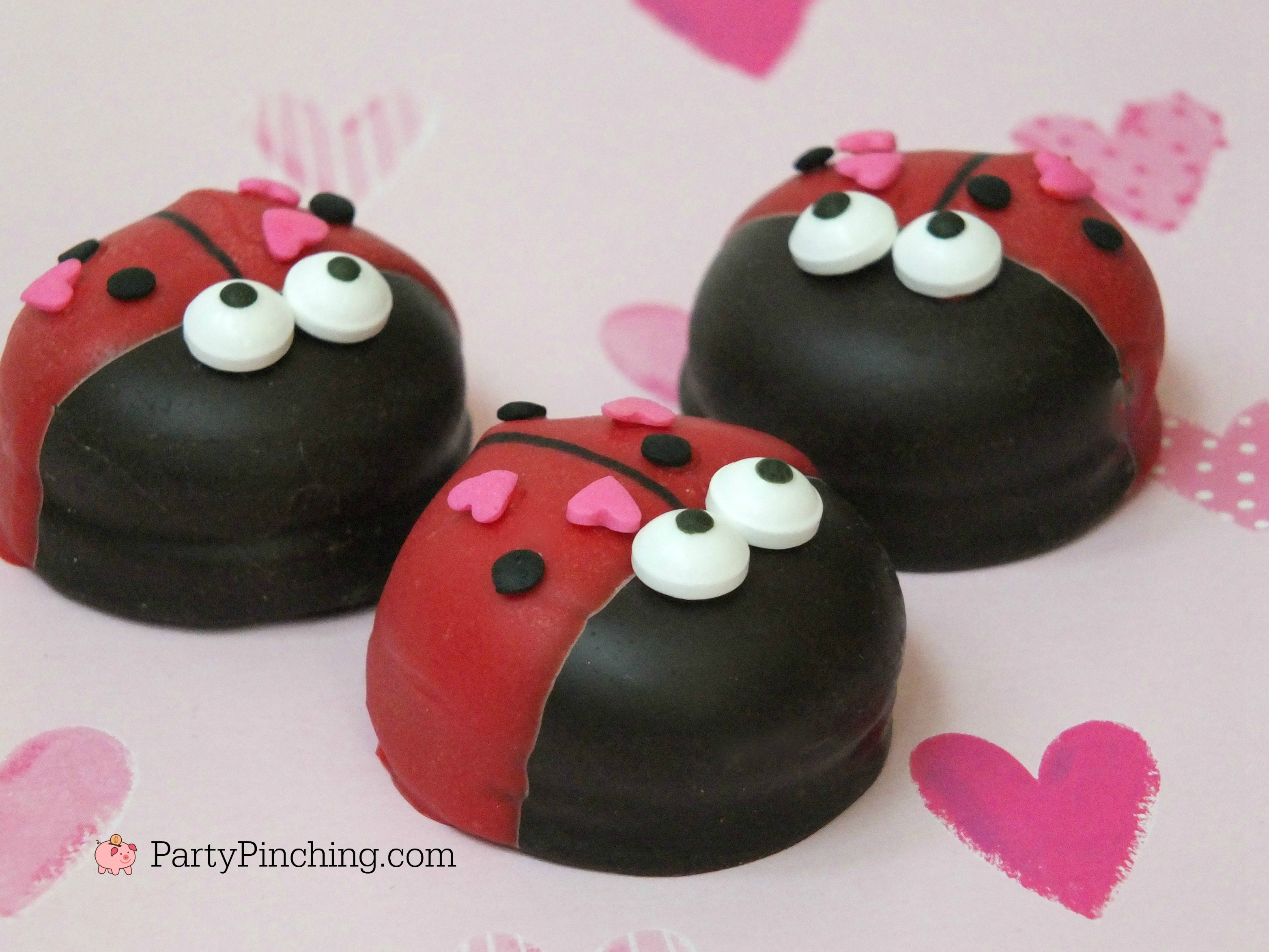 Valentine's Day love bug Mallomar cookies, cute cookies for Valentine's day, adorable treat ideas for kids Valentine's party