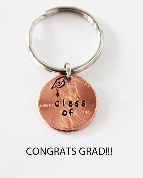 Graduation class penny keychain, Best Graduation gift ideas, fun and easy DIY graduation grad gifts, thoughtful graduation gift, money origami graduation gifts, money gift cards graduation gift ideas