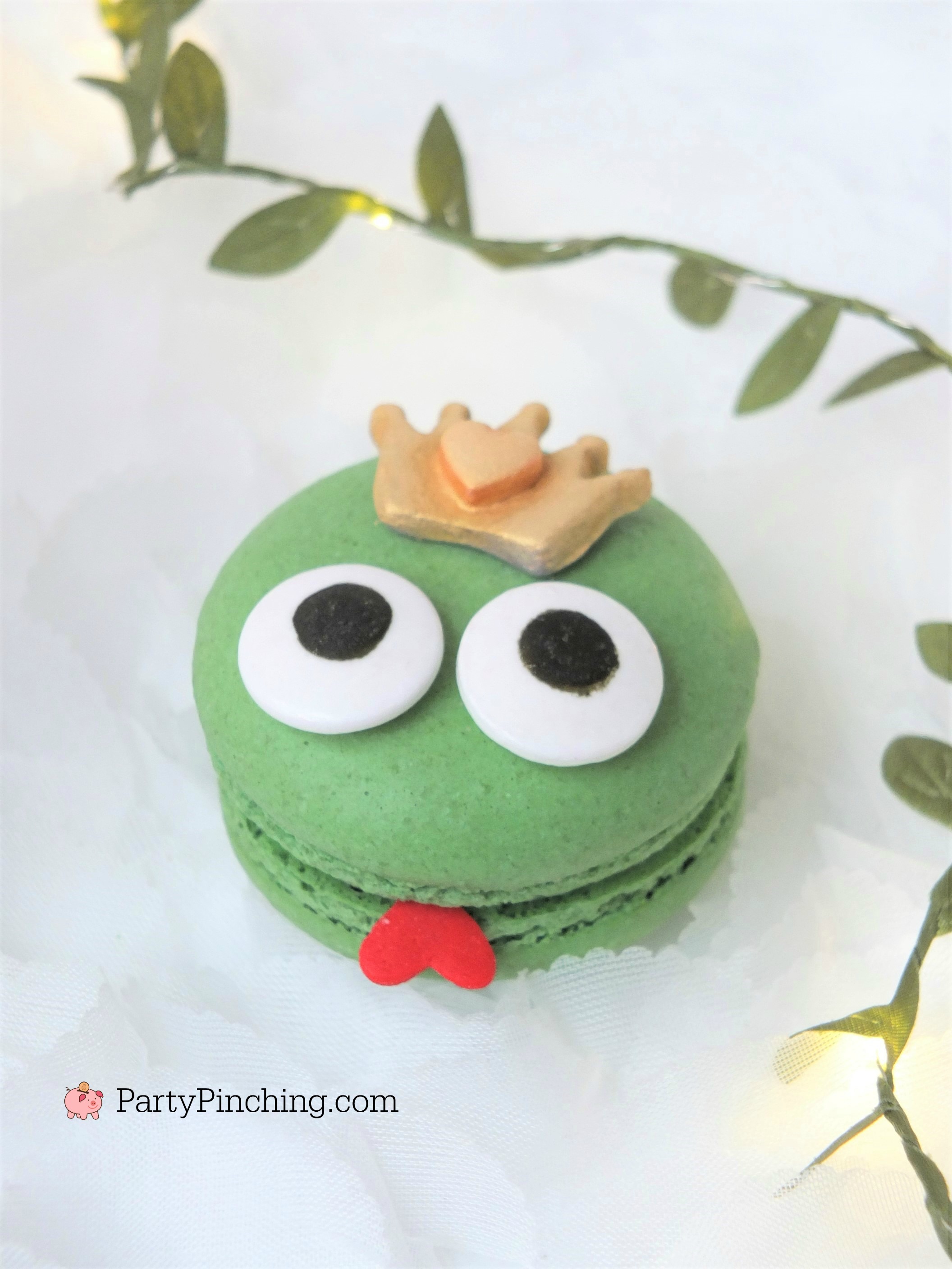 princess and frog macarons, cute macarons, princess party food ideas, cute desserts for pink girl party, princess party ideas, adorable dessert ideas, sweet treats, cute food, fun food for kids
