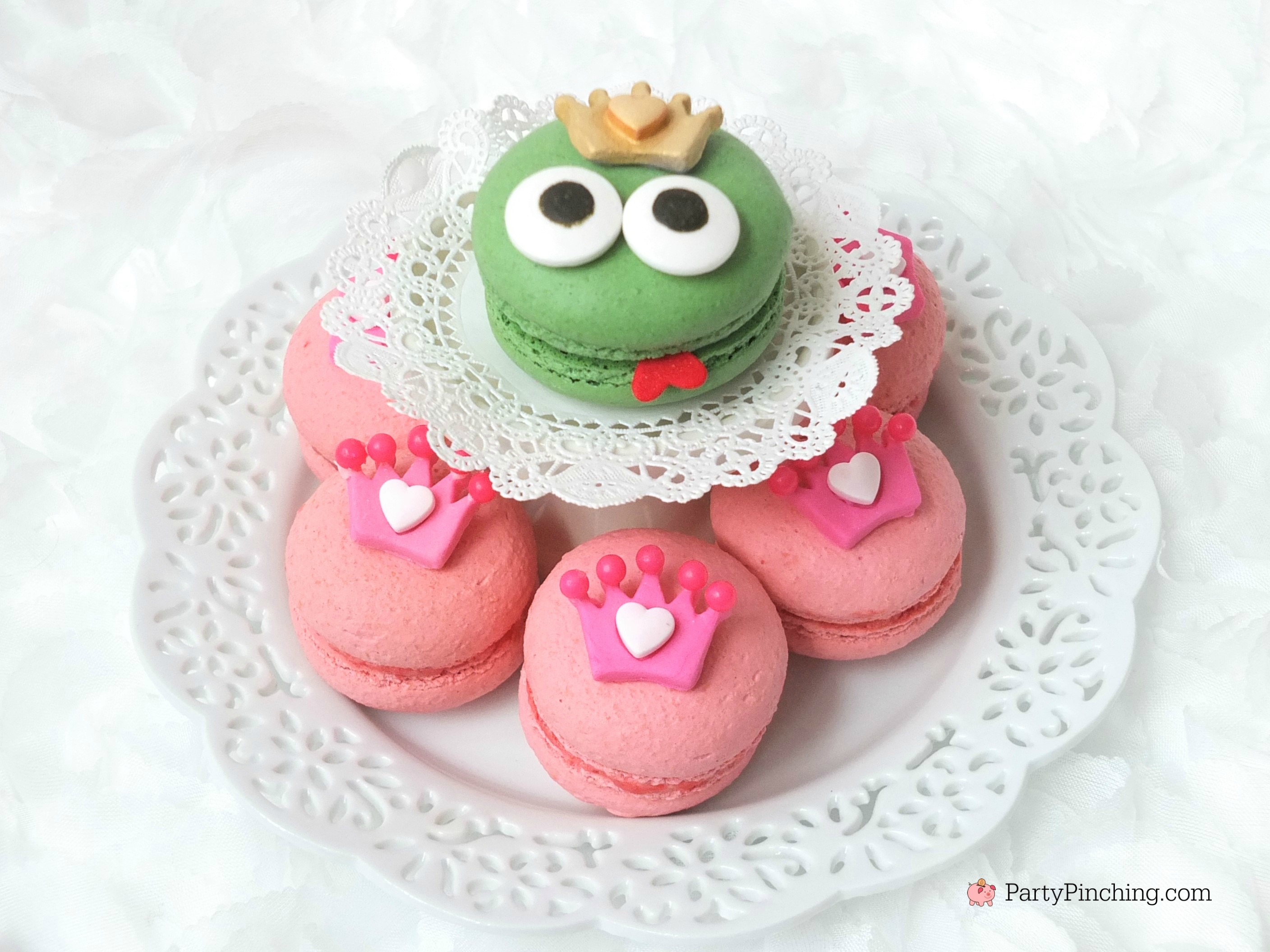 princess and frog macarons, cute macarons, princess party food ideas, cute desserts for pink girl party, princess party ideas, adorable dessert ideas, sweet treats, cute food, fun food for kids, cute decorated cookies