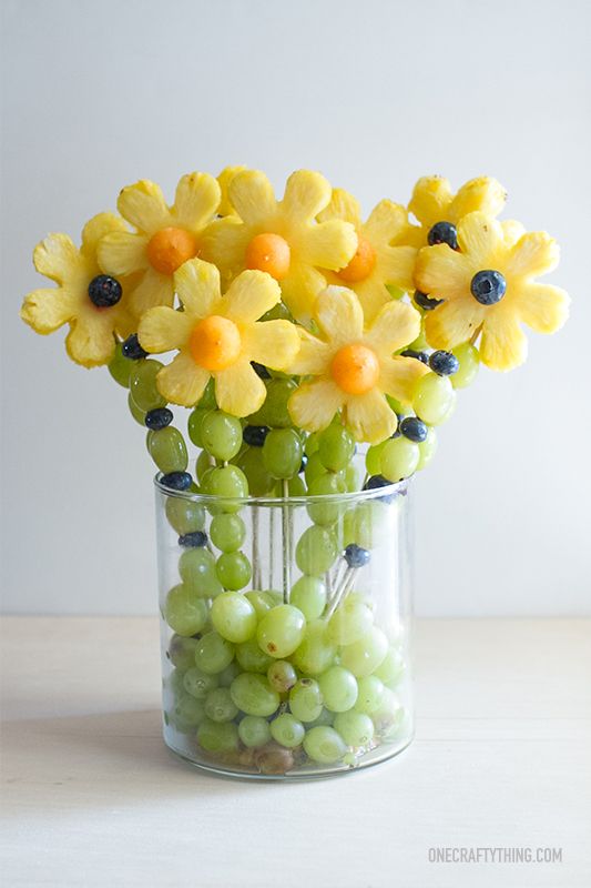pineapple grapes flowers, best fruit & veggie vegetable tray ideas, fun fruit and veggie ideas, fun food for kids, healthy snacks for kids parties, kid party food, fun holiday food, fruit & veggies for holidays parties celebrations special occasions