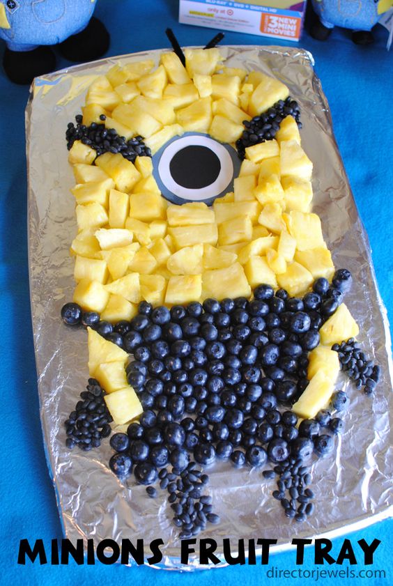 minion pineapple blueberry fruit tray, best fruit & veggie vegetable tray ideas, fun fruit and veggie ideas, fun food for kids, healthy snacks for kids parties, kid party food, fun holiday food, fruit & veggies for holidays parties celebrations special occasions