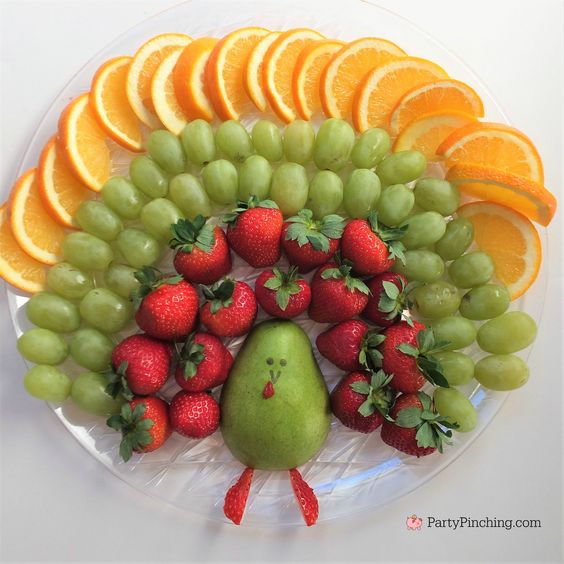 Thanksgiving turkey fruit tray, best fruit & veggie vegetable tray ideas, fun fruit and veggie ideas, fun food for kids, healthy snacks for kids parties, kid party food, fun holiday food, fruit & veggies for holidays parties celebrations special occasions