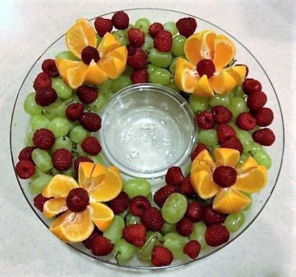 wreath fruit tray, best fruit & veggie vegetable tray ideas, fun fruit and veggie ideas, fun food for kids, healthy snacks for kids parties, kid party food, fun holiday food, fruit & veggies for holidays parties celebrations special occasions