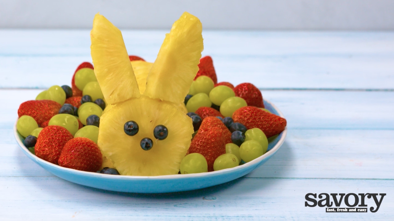 Easter bunny pineapple fruit tray, best fruit & veggie vegetable tray ideas, fun fruit and veggie ideas, fun food for kids, healthy snacks for kids parties, kid party food, fun holiday food, fruit & veggies for holidays parties celebrations special occasions, fun fruit vegetable platters ideas