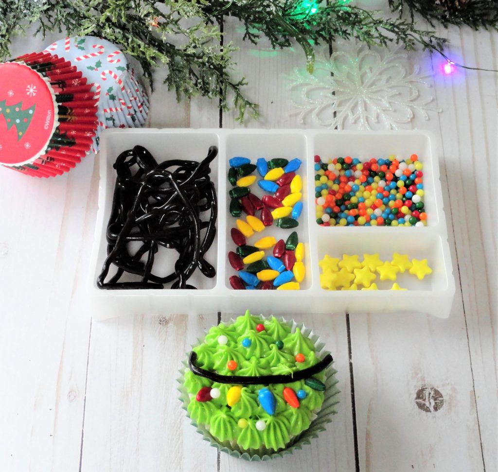 Christmas tree cupcakes, cute Christmas tree cupcakes with lights, string light Christmas cupcakes, easy cupcake decorating for Christmas, kids Christmas class party ideas, easy Christmas dessert, Christmas tree cupcake cake, pull apart Christmas tree cupcake cake