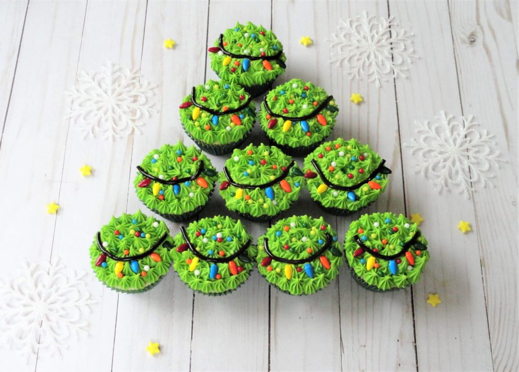 Christmas tree cupcakes, cute Christmas tree cupcakes with lights, string light Christmas cupcakes, easy cupcake decorating for Christmas, kids Christmas class party ideas, easy Christmas dessert, Christmas tree cupcake cake, pull apart Christmas tree cupcake cake