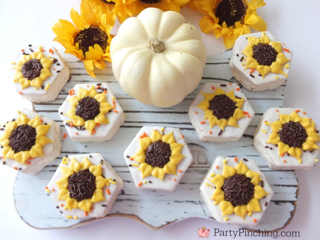 Sunflower Fall Party Cakes, No Bake Little Debbie Snack Cakes, Easy Harvest Party Ideas, Autumn Sunflower Treat, Pretty Sunflower Cakes