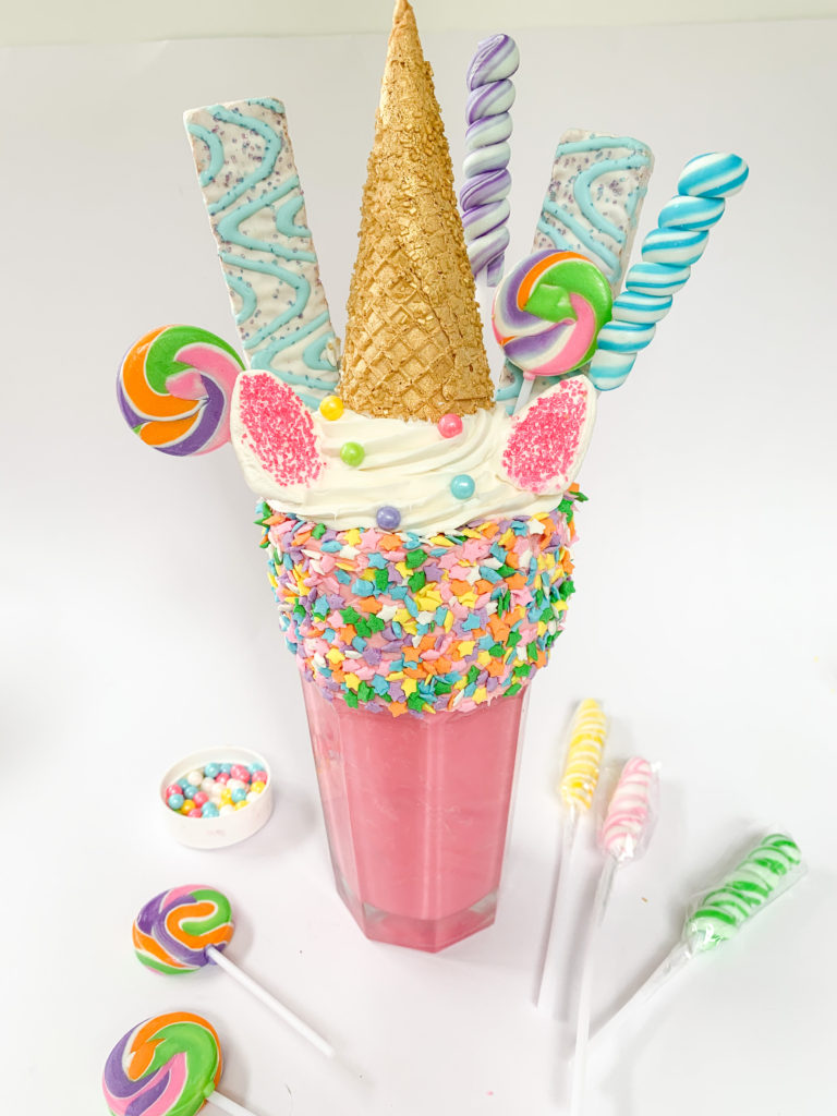 Best Freak Shake Ideas, Best Strawberry Shake Recipe, Best Unicorn Party Ideas for Kids, Cake n Shake Recipes, Little Debbie Unicorn Cakes, Unicorn Freak Cake, Unicorn Shake, Unicorn Super Shake