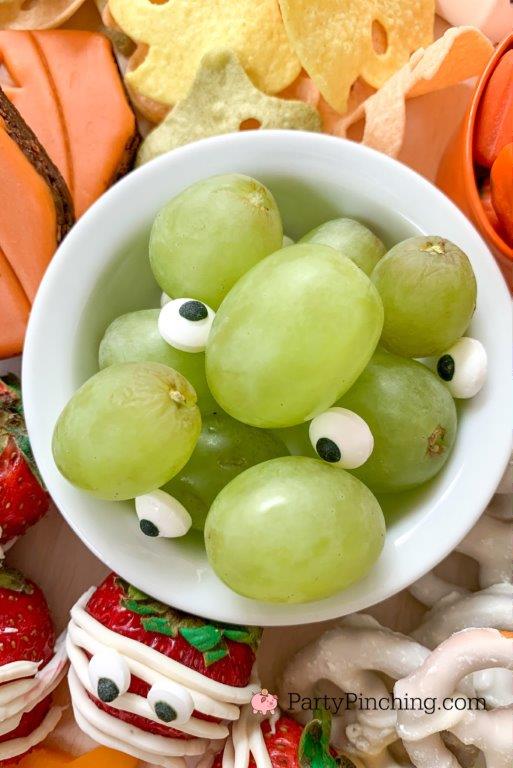 eyeball grapes, halloween charcuterie, spook-cuterie board, best charcuterie board ideas, easy charcuterie board, charcuterie for kids, halloween partie ideas, easy best charcuterie board ideas, healthy charcuterie board for kids