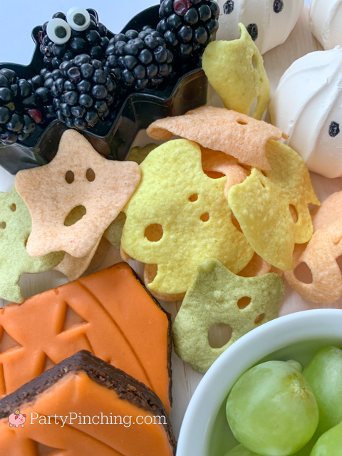 Veggie chips halloween bats and ghosts, halloween charcuterie, spook-cuterie board, best charcuterie board ideas, easy charcuterie board, charcuterie for kids, halloween partie ideas, easy best charcuterie board ideas, healthy charcuterie board for kids