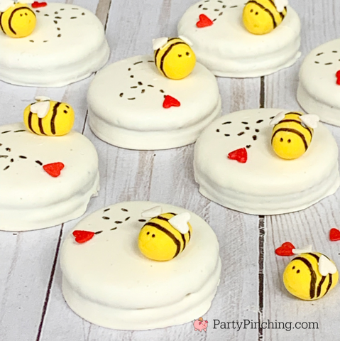 Bee Mine Oreo Cookie, Valentine's day cookies, Valentine Oreos, cute oreos, bee cookies, best oreo recipes, best valentine's day dessert recipes, best Valentine's Day cookies, best bee themed party ideas, cute Valentines for kids
