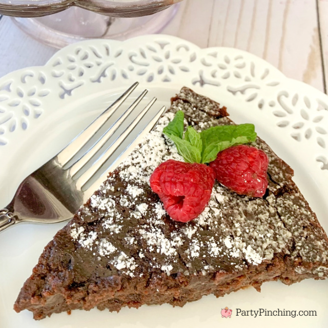 Flourless Chocolate cake, best easy flourless gluten free chocolate cake, best gluten free dessert recipe ideas, chocolate flourless cake with raspberries, valentine's day cake, easy elegant cake for dinner guests party