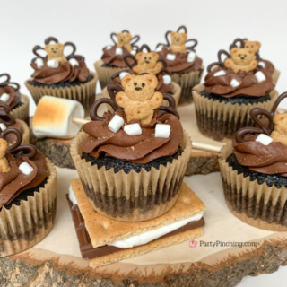 s'mores cupcakes, cute teddy graham smore's cupcakes, marshmallow filled s'mores cupcakes, graham cracker crust s'mores cupcakes, s'mores cupcakes with marshmallow and graham crackers, best chocolate frosting recipe ever, easy homemade chocolate frosting, marshmallow fluff filling, best ever smores cupcake recipe with mini mallow bits marshmallow topping