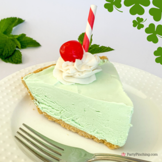 Shamrock Shake Pie, best easy no bake shamrock shake pie, st. patrick's day pie, green pie, best st. patrick's day dessert ideas, easy mcdonald's shamrock shake pie,