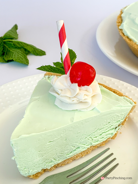 Shamrock Shake Pie, best easy no bake shamrock shake pie, st. patrick's day pie, green pie, best st. patrick's day dessert ideas, easy mcdonald's shamrock shake pie,