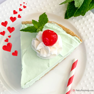 super easy grinch pie, no bake mint green pie pudding cool whip, refrigerator freezer pie for the holidays, Grinch who stole Christmas pie, Green Grinch pie, easy fast simple Grinch Christmas pie for kids