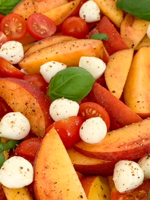 the best peach caprese summer salad, fresh peach salad, summer caprese salad, peach salad, easy best summer salad recipes, fast easy salad, fresh peaches cherry tomatos fresh basil mozzerella pearls summer salad, best picnic potluck salad ideas for a crowd, 