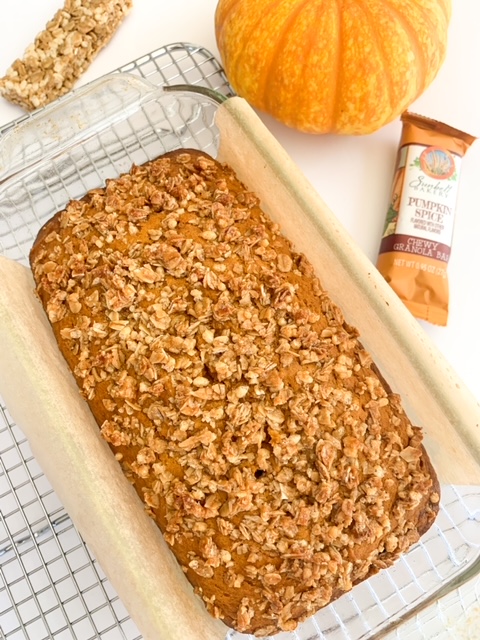 super easy pumpkin spice granola topped pumpkin bread, best easy pumpkin bread, simple pumpkin bread, sunbelt bakery pumpkin spice granola bars, easy best pumpkin bread recipe for fall, easy granola bar streusel topping recipe