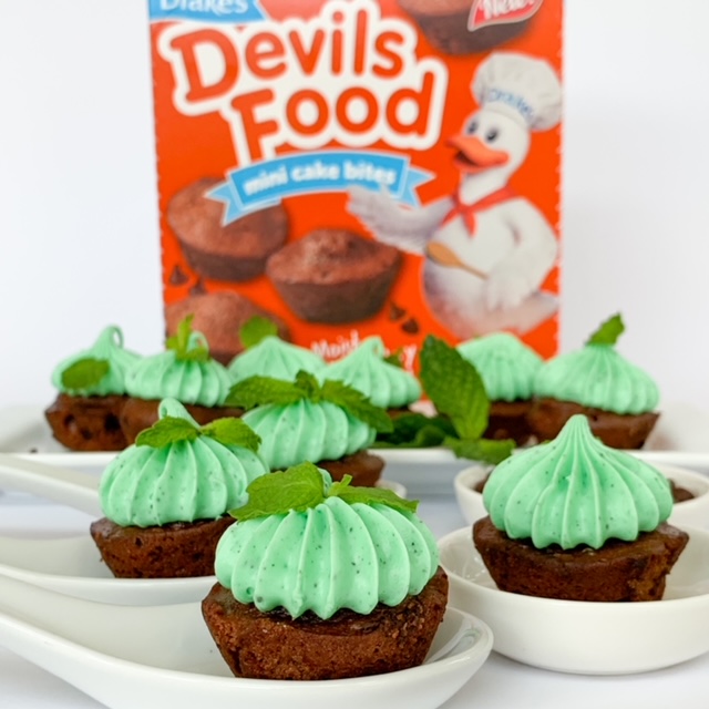 mint chocolate mini cakes, drakes cakes devils food mini cakes, best mint buttercream icing, best mini dessert ideas, no bake dessert mini cake treat recipe ideas