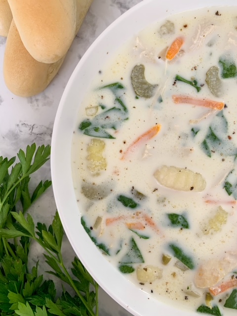 olive garden copycat slow cooker chicken gnocchi soup, best easy chicken gnocchi soup, olive garden chicken gnocchi soup recipe, easy family dinner meal recipe ideas, cold chilly meal ideas recipes easy, best easy soup crockpot slow cooker recipe ideas