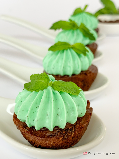 mint chocolate mini cakes, drakes cakes devils food mini cakes, best mint buttercream icing, best mini dessert ideas, no bake dessert mini cake treat recipe ideas