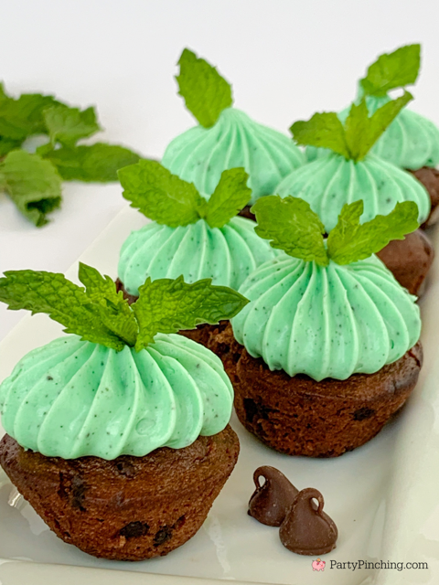 mint chocolate mini cakes, drakes cakes devils food mini cakes, best mint buttercream icing, best mini dessert ideas, no bake dessert mini cake treat recipe ideas