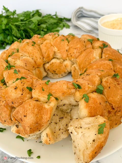 Garlic Parmesan monkey bread, easy best garlic parmesan monkey bread, super easy monkey bread, best easy pillsbury refrigerated dough biscuit recipe ideas, big game recipes, pizza monkey bread, savory monkey bread recipe ideas