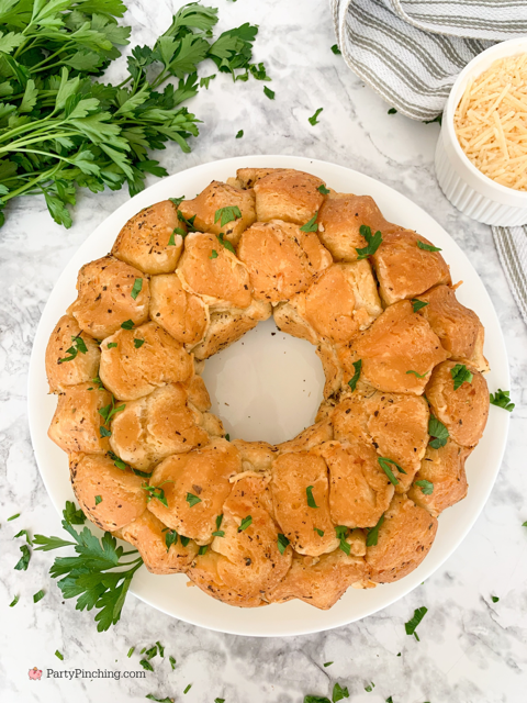 Garlic Parmesan monkey bread, easy best garlic parmesan monkey bread, super easy monkey bread, best easy pillsbury refrigerated dough biscuit recipe ideas, big game recipes, pizza monkey bread, savory monkey bread recipe ideas