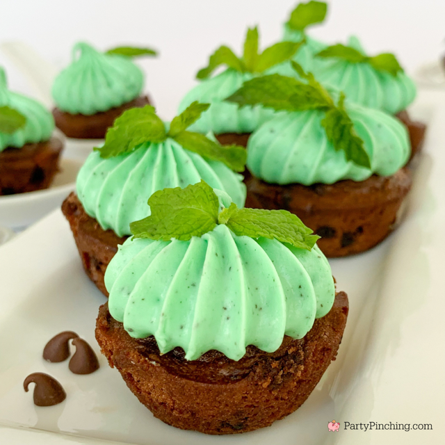 mint chocolate mini cakes, drakes cakes devils food mini cakes, best mint buttercream icing, best mini dessert ideas, no bake dessert mini cake treat recipe ideas