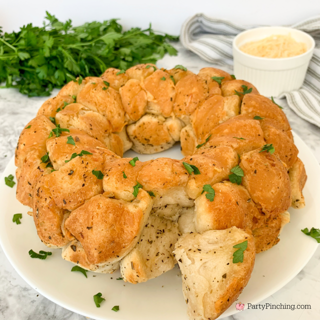 Garlic Parmesan monkey bread, easy best garlic parmesan monkey bread, super easy monkey bread, best easy pillsbury refrigerated dough biscuit recipe ideas, big game recipes, pizza monkey bread, savory monkey bread recipe ideas