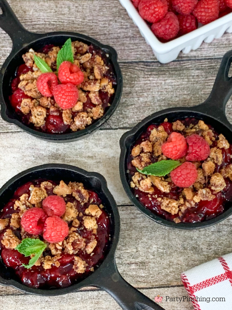 raspberry crumble, easy 2 ingredient raspberry crumble, easy mini pan desserts, best easy budget friendly dessert ideas, quick and easy desserts, best easy quick raspberry fruit crumble recipe ideas, pie filling and sunbelt bakery soft raspberry granola bars