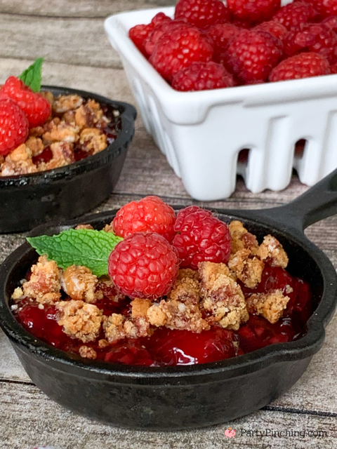 raspberry crumble, easy 2 ingredient raspberry crumble, easy mini pan desserts, best easy budget friendly dessert ideas, quick and easy desserts, best easy quick raspberry fruit crumble recipe ideas, pie filling and sunbelt bakery soft raspberry granola bars