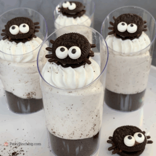 spooky spider Oreo Dessert cups, cute easy Oreo dessert cups, mini dessert cups for Halloween mini Oreos, Mini Oreo spiders, easy to make no bake Halloween dessert recipe ideas, best easy Halloween recipe, cute Halloween dessert ideas fun for kids easy to make